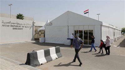 وفد من سفارة مصر بأبوظبى يقديم خدمات قنصلية للمواطنين