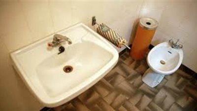 القبض على شاب ضرب والدته بسبب 