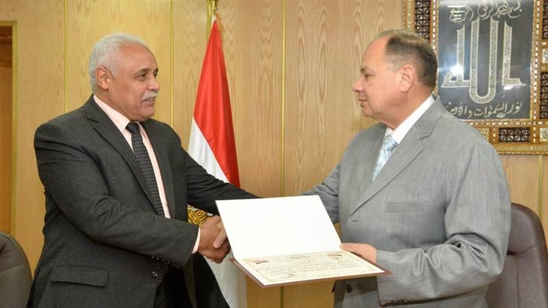 محافظ أسيوط يكرم