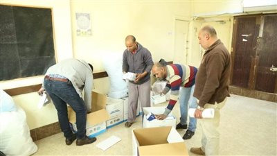 عاجل.. توزيع كمامات وقفازات على عمال كفر الشيخ