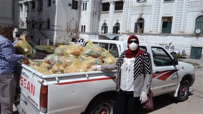 القومي للمرأة بالمنيا يطرق أبواب الفقراء ويوزع 500 كرتونة مواد غذائية