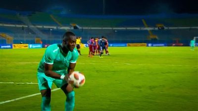 آليو ديانج يحتفل بالهدف الثاني على طريقة لاعبي كرة السلة 