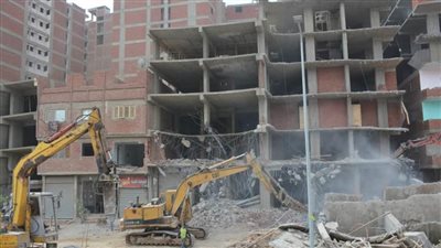 إزالة عقارات مخالفة بترعة الطوارئ