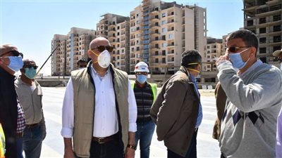عاجل.. وزير الإسكان: بوابات للتعقيم بمواقع العمل بالعلمين الجديدة