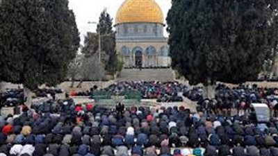 امتلاء الأقصى بالمصلين في صلاة الفجر رغم إجراءات الاحتلال