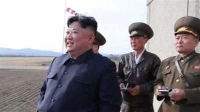 زعيم كوريا الشمالية يتفقد وحدة للدفاع الجوي وسط مخاوف بتفشى 