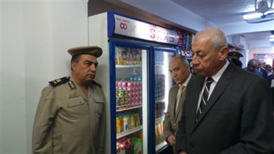محافظ أسوان يتفقد هايبر لبيع السلع بأسعار مخفضة