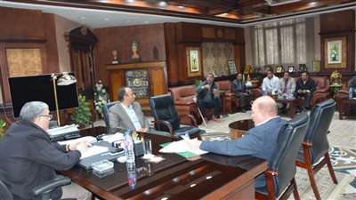  محافظ المنيا يوجه بتكثيف أعمال النظافة ورفع كفاءة الطرق 