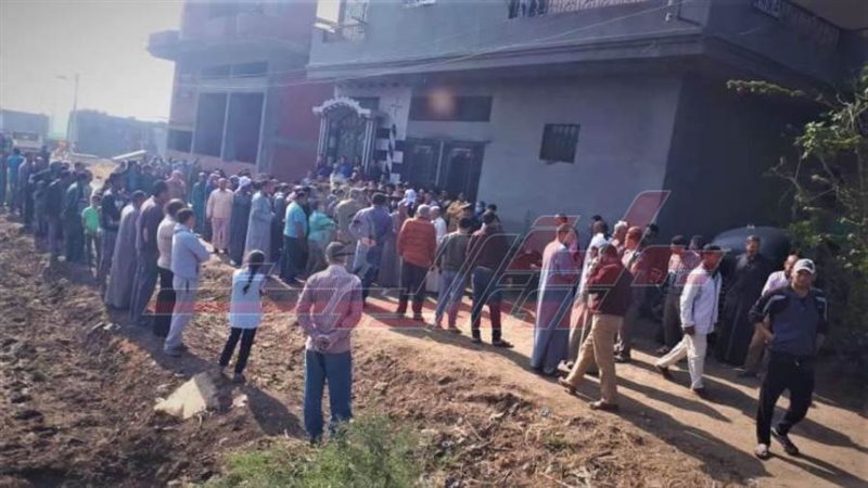 تجمهر أهالي القرية