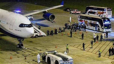 بالفيديو والصور.. تفاصيل رحلة طائرة على متنها 112مصاباً بفيروس كورونا