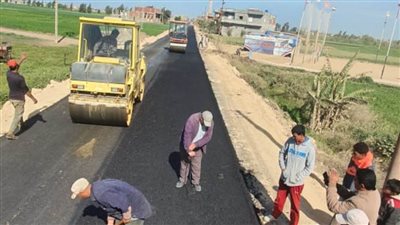 استمرار أعمال رفع كفاءة ورصف الطرق بالبحيرة