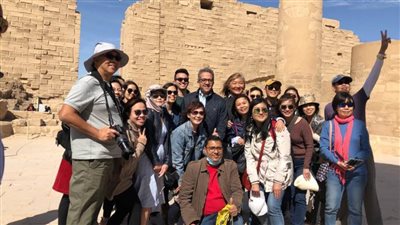 العناني يحاور زوار معبد الأقصر