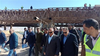 وزير النقل ومحافظ أسيوط يستقلان لانشًا لتفقد 