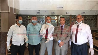 بالصور.. إجراءات احترازية أثناء صرف منحة العمالة غير المنتظمة بالبنك الزراعي