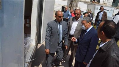 محافظ المنيا يتابع تجهيز المساعدات لأسر الحجر الصحي بمنشية نيازي