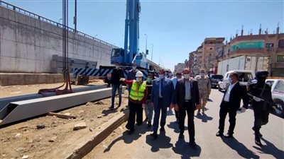 محافظ البحيرة يتابع الأعمال الجارية بكوبري مشاة السكة الحديد بإيتاي البارود