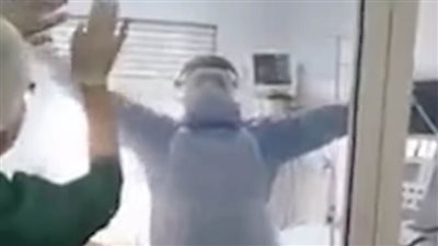 بالرقص والغناء.. ممرضون يرفهون عن مريضة كورونا 