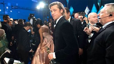 براد بيت يتوج بالأوسكار بعد 30 عاما