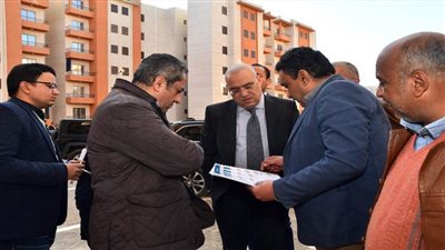 وزير الإسكان يتفقد مشروعات الإسكان الاجتماعي و