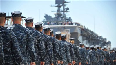 فصل قائد مدمرة الصواريخ الأمريكية الموجهة بعد إجباره البحارة على الكذب