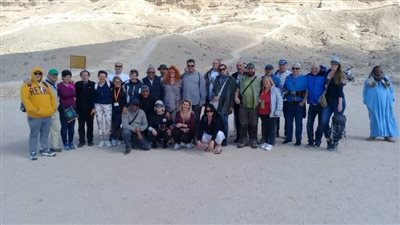 سياح من دولتي المجر وأوروجواي يزورون المناطق الأثرية بالمنيا