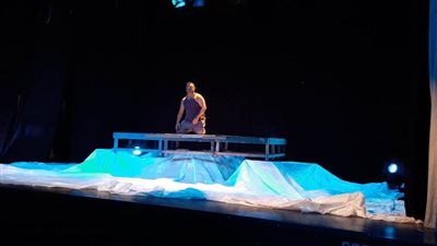 بين أحضان الموج والحرب وانتظار مكالمة الحبيب