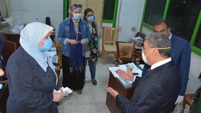 محافظ المنيا يتفقد منافذ صرف منحة العمالة غير المنتظمة لمتابعة انتظام العمل