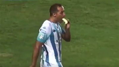 بالفيديو.. لاعب يأكل موزة أثناء تنفيذه لركلة حرة