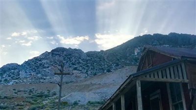 شاهد..مليونير يُجبر على الحجر الصحي بمفرده في مدينة أشباح