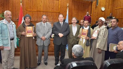 محافظ أسيوط يسلم 76 عقد تقنين لواضعي اليد على أراضي أملاك الدولة