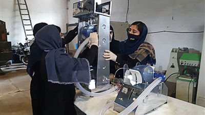 بنات افغانستان من برقع طالبان إلى تصنيع جهاز تنفس صناعي 