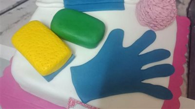 الحلويات في زمن كورونا .. تورتة بكمامة وأخرى عليها أدوات النظافة للتوعية بأهمية التعقيم