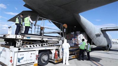 الامارات تنقل مساعدات الصين إلى مخازن منظمة الصحة العالمية 