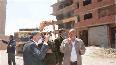 محافظ المنيا يتابع إزالة أبراج مخالفة بمنطقة ابوفليو 