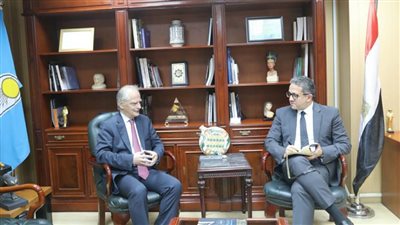 العناني يستقبل سفير اليونان