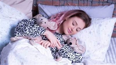 لو بتنامي بالمكياج.. تعرفي على روتين الصباح للعناية بالبشرة