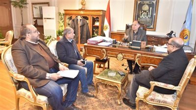 محافظ أسيوط يبحث تنفيذ 