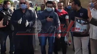 عاد منتصرًا.. ”شبرا زنجي“ تستقبل متعافيا من الكورونا بـ”الزغاريد“