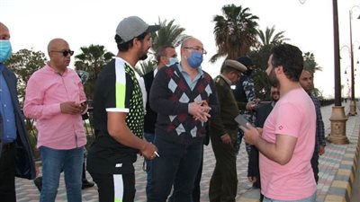 محافظ بني سويف لعدد من الشباب: 