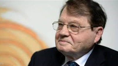 عالم متوج بـ