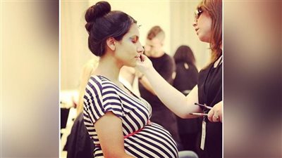 دراسة.. ماكياج الأمهات أثناء الحمل يهدد الأطفال بالسمنة