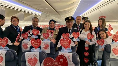 بشيكولاتة وقلوب حمراء مصر للطيران تحتفل بعيد الحب