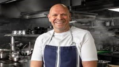 طباخ بريطاني شهير يرسل وجبات جاهزة للعاملين في القطاع الطبي