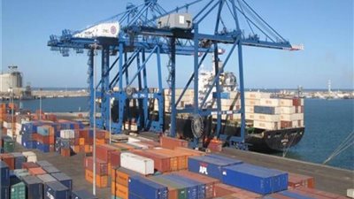 ميناء دمياط يستقبل 12 سفينة للحاويات والبضائع العامة 