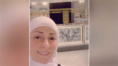 شاهد.. نرمين الفقي تؤدي العمرة
