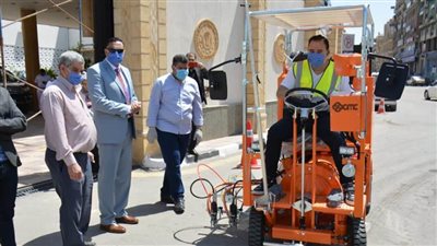بتكلفة مليون جنيه.. محافظ الدقهلية يتسلم ماكينة تخطيط الشوارع 