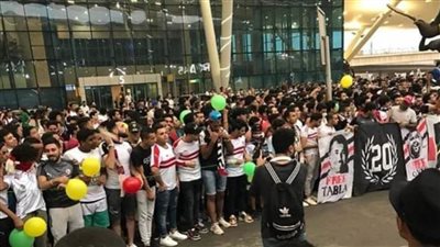 بالصور.. جماهير الزمالك تحتشد بمطار القاهرة