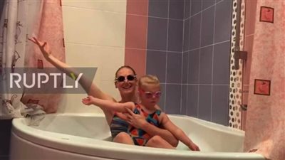 بالفيديو.. بطلة أولمبية تتدرب على السباحة داخل البانيو