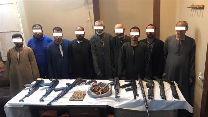 المتهمين وبحوزتهم