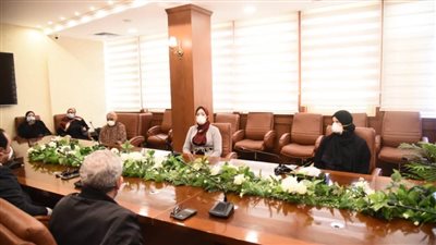 محافظ بورسعيد يستقبل 3 سبدات بعد خروجهن من العزل